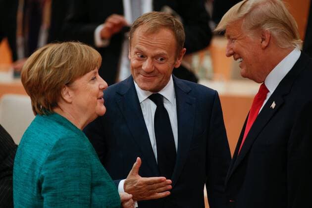 Bilder des Tages July 8, 2017 - Hamburg, Germany - U.S. President DONALD TRUMP, right, shares a laugh with European Council president DONALD TUSK, center, and German chancellor ANGELA MERKEL ahead of the third plenary session of the G20 summit. Hamburg Germany  - ZUMAn230 20170708_zaa_n230_024 Copyright: xJaapxArriensx