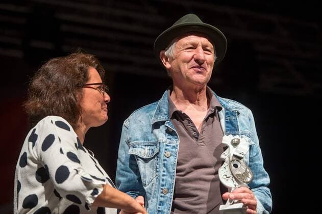 Bilder des Tages RUTH – Der deutsche Weltmusikpreis wird seit 2002 jährlich am ersten Samstag im Juli während des Rudolstadt-Festivals vergeben. RUTH (Hauptpreis) an Ringsgwandl (DEU) Georg Ringsgwandl ist ein Paradiesvogel mit bayrischem Idiom. Einer, der behauptet, er singe mehr oder weniger grausam – was nicht allein auf die Stimme gemünzt sein dürfte. Ringsgwandl ist ein Seismograph mitmenschlicher Befindlichkeiten und Abgründe. Seit er vor über zwanzig Jahren seinen Brotberuf als Arzt gänzlich an den Nagel hing, provoziert der Musikkabarettist mit schrillem Outfit und bissigen Texten. 27. Rudolstadt Festival - Roots Folk Weltmusik - Länderschwerpunkt Schottland