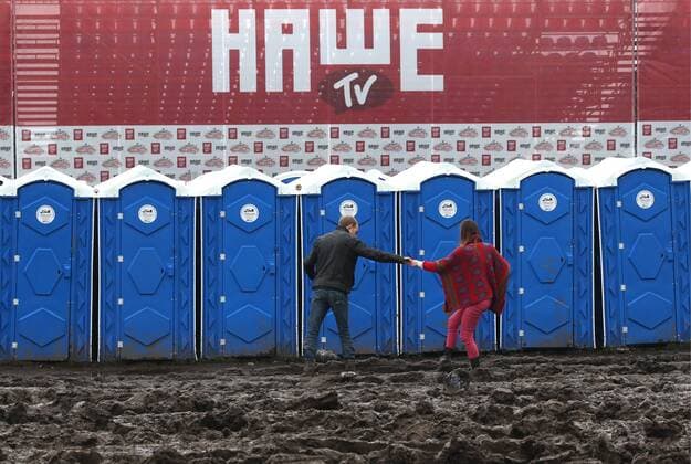 Bilder des Tages TVER REGION, RUSSIA â€“ JULY 9, 2017: Portable toilet cubicles at the 2017 Nashestvie open air rock music festival. Alexander Ryumin TASS  TS056A68