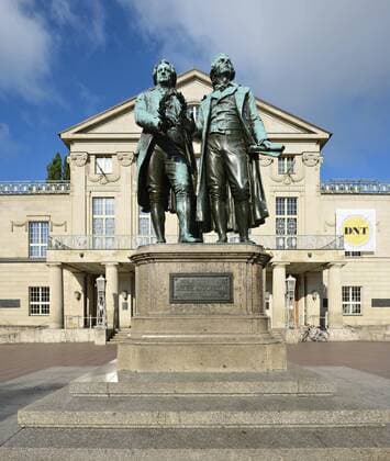  Goethe-Schiller-Denkmal vor dem Deutschen Nationaltheater, Weimar, Thüringen, Deutschland, Europa Copyright: imageBROKER/AndreasxVitting iblavi04534965.jpg