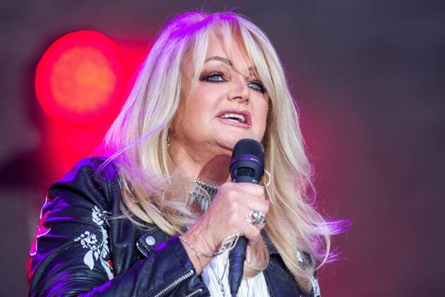 Bonnie Tyler in Erfurt, Konzert in der Zitadelle Petersberg Bonnie Tyler ( 8. Juni 1951 als Gaynor Hopkins in Skewen, Neath, County of Swansea, Wales, Vereinigtes Königreich) ist eine walisische Pop- und Rocksängerin. In den 1980er Jahren wurde sie durch Hits wie Total Eclipse of the Heart und Holding Out for a Hero weltweit bekannt. Tyler wurde 1984 für drei Grammy Awards nominiert, 1984 und 1986 zweimal für den Brit Award. Local Caption Erfurt - Zidadelle Petersberg