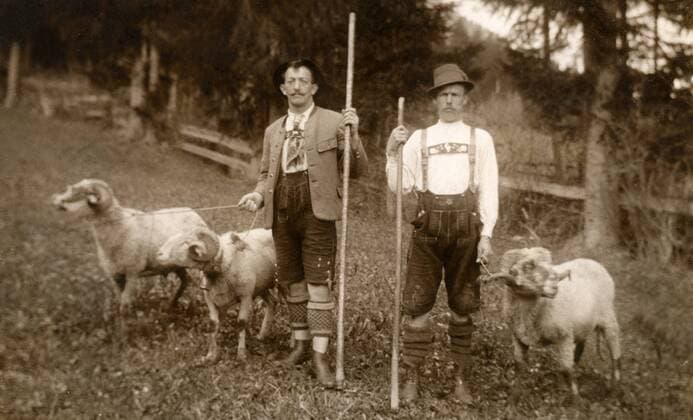 Männer mit Schafsböcken GER, 20160101, Aufnahme ca.1920, Männer mit Schafsböcken