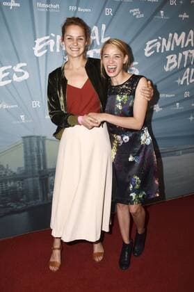 Luise Heyer und Jytte-Merle Böhrnsen bei der Premiere des Kinofilms Einmal Bitte Alles im Kino am Sendlinger Tor. München, 10.07.2017 Foto:xP.xSchönbergerx xFuturexImage