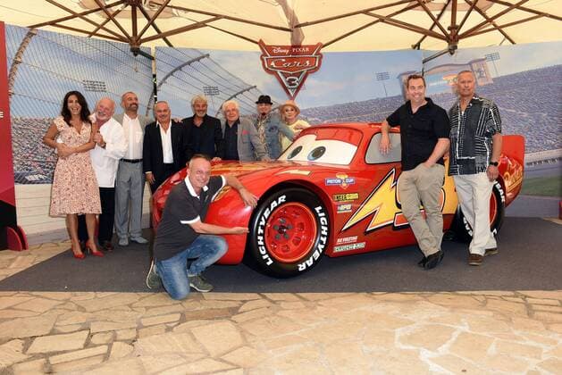 Bilder des Tages Foto IPP Gioia Botteghi Roma 12 07 2017 presentazione del film di animazione Cars 3 nella foto il regista Brian Fee con il produttore Kevin Reher posano con un modello di saetta mcqueen insieme ai doppiatori della versione italiana  0