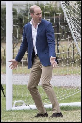 . 13 07 2017. London, United Kingdom. The Duke of Cambridge has a go in goal during a kick about with the England Women football team in the grounds of Kensington Palace in London after a reception to wish the team good luck in the forthcoming UEFA Women s Euro 2017 tournament in the Netherlands.  xStephenxLockx xi-Imagesx IIM-15554-0050