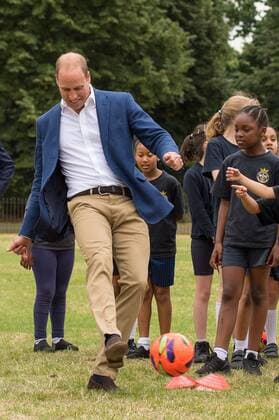 219349 Papixs Starface 2017-07-13 London Royaume Uni Le Prince William joue au football au Kensington Palace - PAP07171739 The Duke of Cambridge goes in goal as a member of the Wildcats Girls football programme takes a shot as he hosts a reception for the England Women football team at Kensington Palace in London. Prince William Duc de Cambridge (Angleterre)  Copyright: xPapixsx xStarfacex STAR_219349_012