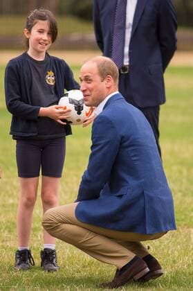 219349 Papixs Starface 2017-07-13 London Royaume Uni Le Prince William joue au football au Kensington Palace - PAP07171739 The Duke of Cambridge goes in goal as a member of the Wildcats Girls football programme takes a shot as he hosts a reception for the England Women football team at Kensington Palace in London. Prince William Duc de Cambridge (Angleterre)  Copyright: xPapixsx xStarfacex STAR_219349_022