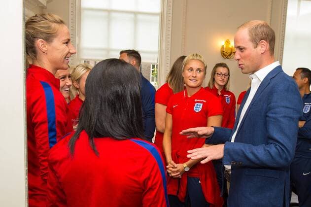 219349 Papixs Starface 2017-07-13 London Royaume Uni Le Prince William joue au football au Kensington Palace - PAP07171739 The Duke of Cambridge goes in goal as a member of the Wildcats Girls football programme takes a shot as he hosts a reception for the England Women football team at Kensington Palace in London. Prince William Duc de Cambridge (Angleterre)  Copyright: xPapixsx xStarfacex STAR_219349_026