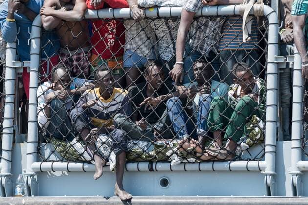 Corigliano Calabro, landing migrants from the German Rhein military ship from which they landed in 990 including 203 unmarried minors and children, 191 women and 2 whole Syrian families. Most of the refugees come from Africa. In the photo a landing moment. 15 07 2017, Corigliano Calabro, Italy  Copyright: xAlfonsoxDixVincenzox xIPAx xKontrolabx