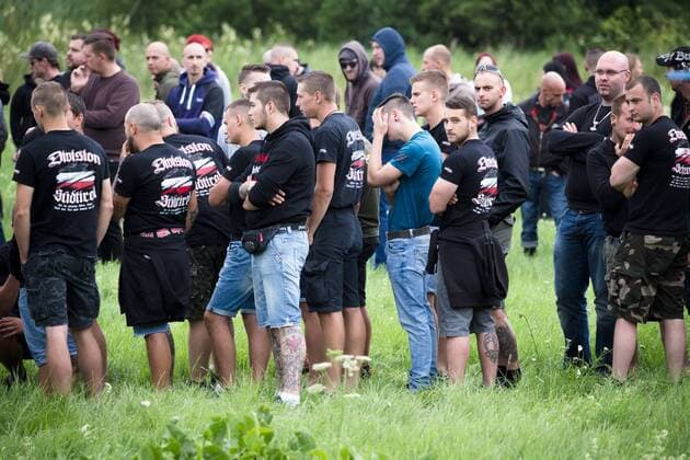 Bilder des Tages 15.07.2017 - Rock gegen Überfremdung - Teilnehmer stehen an Einlass an - Neonazis um Tommy Frenck veranstalten im thüringischen Themar ein Rechtsrockkonzert mit über 5000 Teilnehmerinnen und Teilnehmern. Besucher trugen offen neonazistische Symbolik. Angekündigt waren Bands wie öDie Lunikoff Verschwörung˜, öSleipnir˜ und öStahlgewitter˜. Copyright: xMichaelxTrammerx