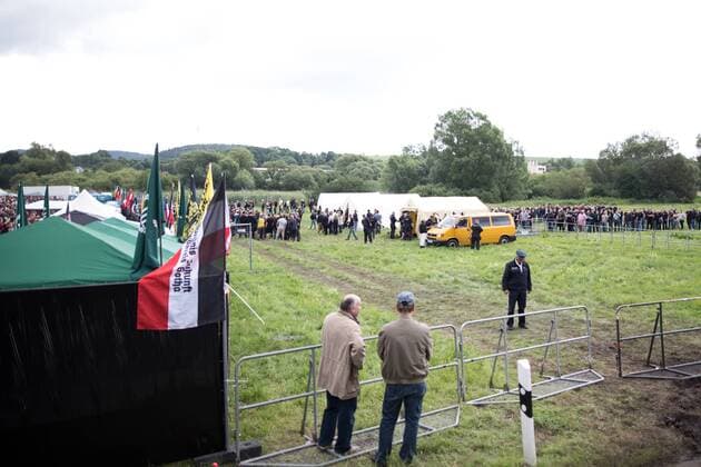 15.07.2017 - Rock gegen Überfremdung - Neonazis um Tommy Frenck veranstalten im thüringischen Themar ein Rechtsrockkonzert mit über 5000 Teilnehmerinnen und Teilnehmern. Besucher trugen offen neonazistische Symbolik. Angekündigt waren Bands wie öDie Lunikoff Verschwörung˜, öSleipnir˜ und öStahlgewitter˜. Copyright: xMichaelxTrammerx
