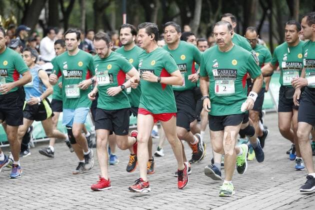 Bilder des Tages Mexiko: Präsident Pena Nieto nimmt an Volkslauf teil July 15, 2017 - Mexico - EUM20170715NAC05.JPG.CIUDAD DE MEXICO President Presidente-EPN Carrera Molino del Rey.- El presidente de Mexico, Enrique Pena Nieto centro-, encabeza la Septima Carrera del Rey el sabado 15 de julio de 2017 en el Bosque de Chapultepec. Foto: Agencia EL UNIVERSAL Luis Cortes EVZ Mexico  - ZUMAu78_ 20170715_zaf_u78_006 Copyright: xLuisxCortesx