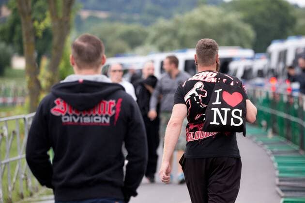 15.07.2017 - Rock gegen Überfremdung - Neonazis um Tommy Frenck veranstalten im thüringischen Themar ein Rechtsrockkonzert mit über 5000 Teilnehmerinnen und Teilnehmern. Besucher trugen offen neonazistische Symbolik. Angekündigt waren Bands wie öDie Lunikoff Verschwörung˜, öSleipnir˜ und öStahlgewitter˜. Copyright: xMichaelxTrammerx