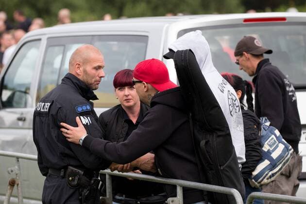 15.07.2017 - Rock gegen Überfremdung - Polizist begrüßt Band - Neonazis um Tommy Frenck veranstalten im thüringischen Themar ein Rechtsrockkonzert mit über 5000 Teilnehmerinnen und Teilnehmern. Besucher trugen offen neonazistische Symbolik. Angekündigt waren Bands wie öDie Lunikoff Verschwörung˜, öSleipnir˜ und öStahlgewitter˜. Copyright: xMichaelxTrammerx
