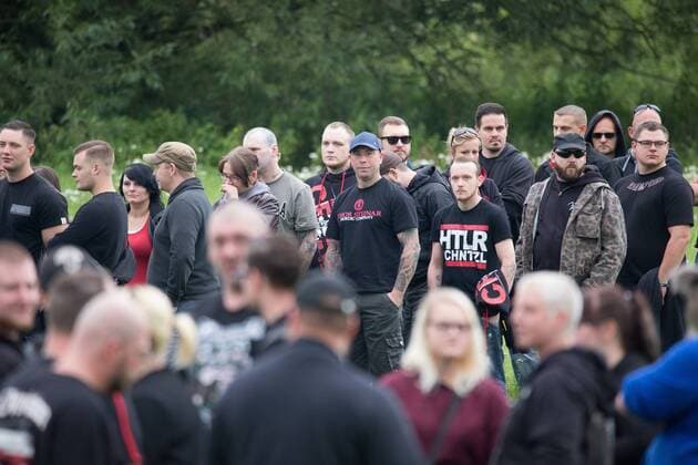 15.07.2017 - Rock gegen Überfremdung - Teilnehmer stehen an Einlass an - Neonazis um Tommy Frenck veranstalten im thüringischen Themar ein Rechtsrockkonzert mit über 5000 Teilnehmerinnen und Teilnehmern. Besucher trugen offen neonazistische Symbolik. Angekündigt waren Bands wie öDie Lunikoff Verschwörung˜, öSleipnir˜ und öStahlgewitter˜. Copyright: xMichaelxTrammerx