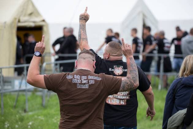 Bilder des Tages 15.07.2017 - Rock gegen Überfremdung - Teilnehmer mit offen rechtsradikalem T-Shirt - Neonazis um Tommy Frenck veranstalten im thüringischen Themar ein Rechtsrockkonzert mit über 5000 Teilnehmerinnen und Teilnehmern. Besucher trugen offen neonazistische Symbolik. Angekündigt waren Bands wie öDie Lunikoff Verschwörung˜, öSleipnir˜ und öStahlgewitter˜. Copyright: xMichaelxTrammerx