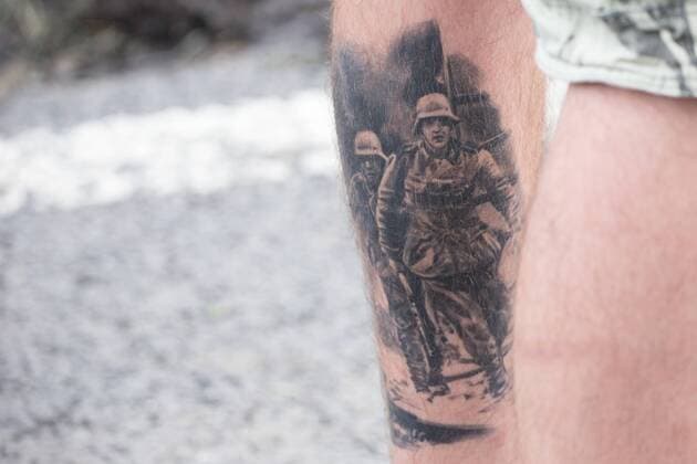 15.07.2017 - Rock gegen Überfremdung - Wehrmacht-Tattoo - Neonazis um Tommy Frenck veranstalten im thüringischen Themar ein Rechtsrockkonzert mit über 5000 Teilnehmerinnen und Teilnehmern. Besucher trugen offen neonazistische Symbolik. Angekündigt waren Bands wie öDie Lunikoff Verschwörung˜, öSleipnir˜ und öStahlgewitter˜. Copyright: xMichaelxTrammerx