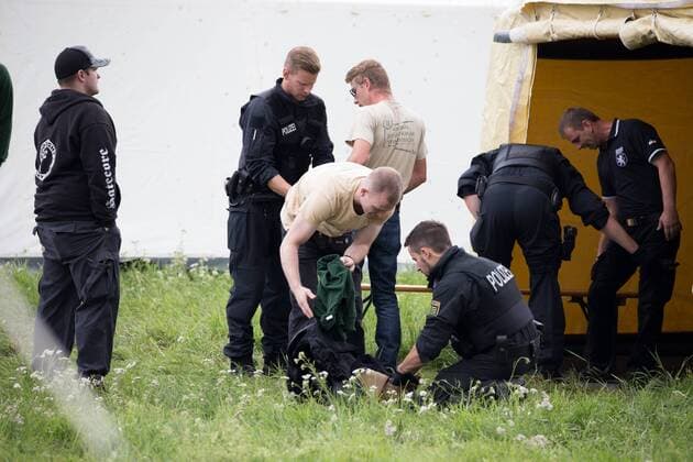 15.07.2017 - Rock gegen Überfremdung - Tachsendurchsuchungen am Eingang -Neonazis um Tommy Frenck veranstalten im thüringischen Themar ein Rechtsrockkonzert mit über 5000 Teilnehmerinnen und Teilnehmern. Besucher trugen offen neonazistische Symbolik. Angekündigt waren Bands wie öDie Lunikoff Verschwörung˜, öSleipnir˜ und öStahlgewitter˜. Copyright: xMichaelxTrammerx