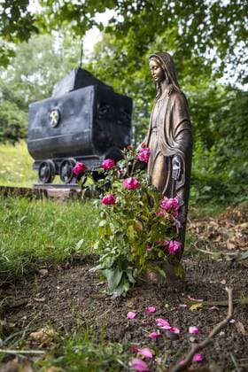 Alter Förderwagen, Kohlenlore, am Bahnhof der ehemaligen Hugo-Bahn, Zechenbahn des Bergwerkes Hugo in Gelsenkirchen, Figur der heiligen Barbara, Schutzpatronin der Bergleute,
