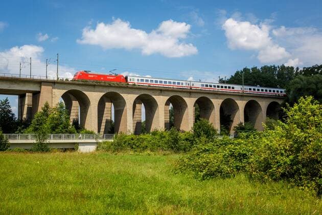 DEU, Deutschland, Nordrhein-Westfalen, Bielefeld, 14.07.2017: Schildescher Eisenbahn-Viadukt an der Bahnstrecke Hamm-Minden Intercity Zug der Deutschen Bahn