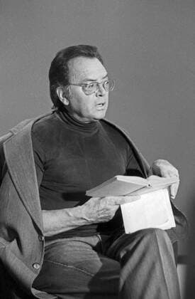 Will Quadflieg Der deutsche Theaterschauspieler Qill Quadflieg bei einer Lesung, Deutschland 1970er Jahre. German theatrical actor Will Quadflieg at a lecture, Germany 1970s. Copyright: Roba MaxxSchweigmann UnitedArchives24414