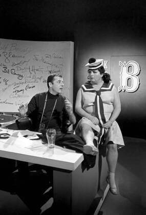 Musik aus Studio B Musik aus Studio B, Musiksendung, Deutschland 1960er Jahre, Moderator Chris Howland mit Gaststar Trude Herr im Matrosenkostüm Copyright: Roba SiegfriedxPilz UnitedArchives25418
