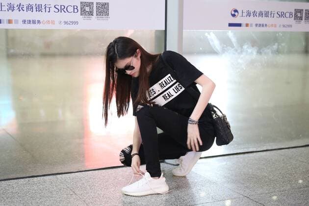 Chinese model He Sui is pictured at the Shanghai Hongqiao International Airport in Shanghai, China, 17 July 2017. Supermodel Hesui showes off her long legs in all-black look at Shanghai airport  pbu653842_01