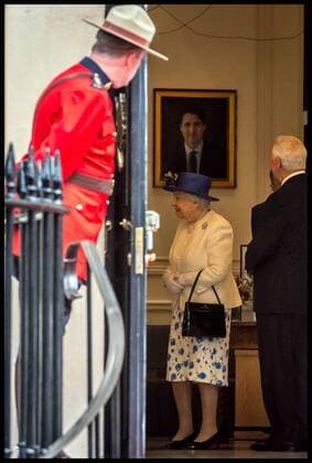 Bilder des Tages . 19 07 2017. London, United Kingdom. The Queen and Prince Philip Visit Canada House. Her Majesty Queen Elizabeth II and Prince Philip, the Duke of Edinburgh visit Canada House in Trafalgar Square to celebrate Canada s 150th anniversary of Confederation. Their Highnesses will view artefacts and displays celebrating Canada 150, including items from the Royal Archives and from the National Maritime Museum s exhibition Death in the Ice, which explores Sir John Franklin s final Arctic expedition.  xPetexMaclainex xi-Imagesx IIM-15605-0021