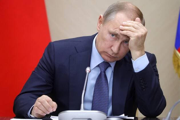 Bilder des Tages MOSCOW REGION, RUSSIA - JULY 19, 2017: Russia s President Vladimir Putin holds a meeting with Russian Government members at Novo-Ogaryovo residence. The meeting discusses the use of information technologies to improve the accessibility of healthcare and pharmaceutical drugs. Mikhail Metzel TASS  TS058083