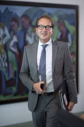 Bilder des Tages Alexander Dobrindt, Kabinettssitzung DEU, Deutschland, Germany, Berlin, 19.09.2017 Alexander Dobrindt, Bundesverkehrsminister CSU, vor der Kabinettssitzung im Berliner Kanzleramt. Alexander Dobrindt, Federal Minister of Transport and Digital Technologies, CSU, during a cabinet meeting at the chancellor office in Berlin.