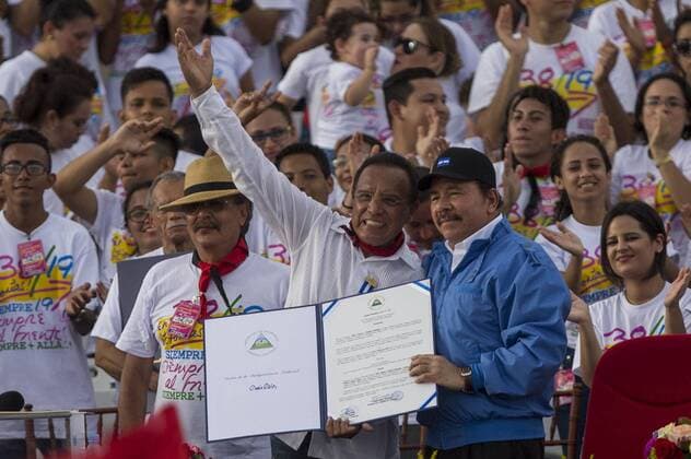 Mexican journalist Edgard Hernandez (c) is decorated by the president of Nicaragua Daniel Ortega (R), with the Cultural Independence Order Rubén Darío for having participated in the last stage of the struggle against the Somoza regime, in the famous documentary The Offensive Final , during the celebration of the 38th anniversary of the Sandinista popular revolution in Managua, Nicaragua, on 19 July 2017. The Sandinistas celebrated the 38th anniversary of the revolution that overthrew the Somoza dictatorship in Nicaragua, on an anniversary marked by the support of President Daniel Ortega, to the Venezuelan counterpart Nicolas Maduro, and a call for respect to United States. Ortega asks to USA respects, and supports Maduro in Sandinista anniversary !ACHTUNG: NUR REDAKTIONELLE NUTZUNG!  Copyright: xJorgexTorresx NI301 20170720-636361240186256515
