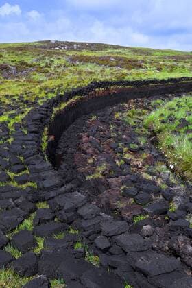 IMAGO Nature: Unsere Erde, Ressourcen, Torf Torfstich, Grossbritannien, Schottland, South Uist, Loch Druidibeg peat diggings, United Kingdom, Scotland, South Uist, Loch Druidibeg BLWS458826 Copyright: xblickwinkel M.xHickenx