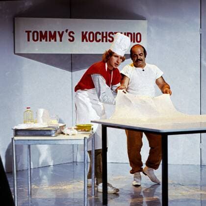 Na Sowas! Show, Deutschland 1982 - 1987, Mitwirkende: Moderator Thomas Gottschalk (mit Mütze) als Pizzabäcker UnitedArchives00022459