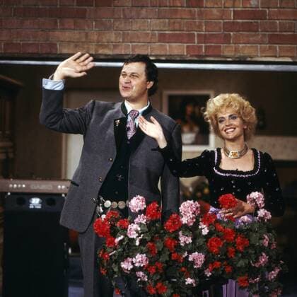 Der deutsche Kabarettist, Autor und Schauspieler Gerhard Polt mit Gisela Schneeberger in der Produktion Heimatabend , Deutschland 1984, Regie: Christian Müller UnitedArchives00022582