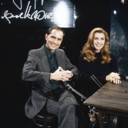 Die österreichisch deutsche Schauspielerin Senta Berger mit Ehemann Michael Verhoeven (links) und Joachim Fuchsberger in dessen Talkshow Heut abend , Deutschland 1980er Jahre. Austrian German actress Senta Berger with husband Michael Verhoeven (left) and Joachim Fuchsberger, Germany 1980s. UnitedArchives00022961