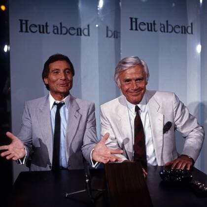 Der österreichische Schlagersänger und Schauspieler Freddy Quinn zu Gast bei Joachim Fuchsberger in dessen Talkshow Heut abend , Deutschland 1980er Jahre. Austrian schlager singer and actor Freddy Quinn (left) with Joachim Fuchsberger, Germany 1980s. UnitedArchives00023757