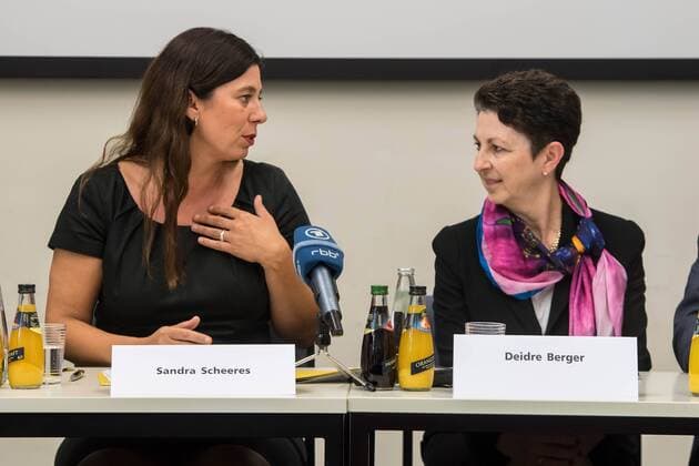 Berlin Vorstellung Projekt Antisemitismus & Salafismus Modellprojekt Demokratie staerken! Aktiv gegen Antisemitismus und Salafismus! Bildungssenatorin Scheeres und AJC Berlin Direktorin Deidre Berger ziehen Zwischenbilanz des Modellprojektes Demokratie staerken! Aktiv gegen Antisemitismus und Salafismus! Am Donnerstag den 19. Juli 2017 praesentierte die Bildungssenatorin zusammen mit der Direktorin des American Jewish Committee die Ergebisse des Modellprojektes an Berliner Schulen. Ziel des Projektes ist es, Lehrerinnen und Lehrer aus Berliner Schulen im Rahmen von Fortbildungen im praeventiven Umgang gegen Salafismus und dem ihm innewohnenden Antisemitismus zu unterstuetzen und praxisorientierte Unterrichtsmaterialien zu entwickeln. Dabei sollen die Lehrkraefte die Fortbildungen als Moeglichkeit begreifen, sich mit Expertinnen und Experten auszutauschen. Im Bild vlnr.: Sandar Sche