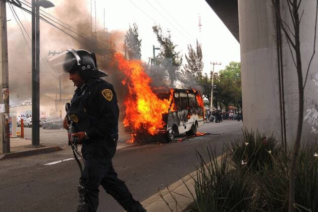 July 20, 2017 - Mexico - EUM20170720NAC17.JPG.CIUDAD DE MEXICO.- CityCDMX-Narcotrafico.- Dos microbuses fueron incendiados en la colonia Valle de San Lorenzo en Iztapalapa, tras el operativo que se llevo a cabo este jueves para detener a Felipe N., lider del cartel de Tlahuac, y que fue abatido tras un tiroteo. Foto: Agencia EL UNIVERSALEduardo SanchezRCC. Mexico  - ZUMAu78_ 20170720_zaf_u78_050 Copyright: xElxUniversalx