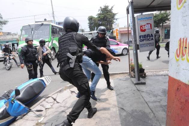 July 20, 2017 - Mexico - EUM20170720NAC21.JPG.CIUDAD DE MEXICO.- CityCDMX-Narcotrafico.- 20 de julio 2017. En el operativo de elementos federales en que fue abatido Felipe de Jesus N, alias El Ojos , lider del cartel de Tlahuac, fueron detenidas varias personas en la delegacion ubicada al oriente de la Ciudad de Mexico. Foto: Agencia EL UNIVERSALEduardo SanchezRCC. Mexico  - ZUMAu78_ 20170720_zaf_u78_054 Copyright: xElxUniversalx