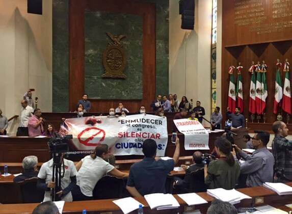 July 21, 2017 - Mexico - EUM20170720NAC48.JPG.CULIACAN, Sin.- Congress Congreso-Sinaloa.-21 de julio 2017. Legisladores de Morena y PAN tomaron la tribuna del Congreso del Estado y desplegaron una manta, en protesta por la aprobacion de reformas constitucionales, con las que se modifico el sistema de revision y aprobacion de las cuentas publicas del gobierno del estado y los 18 municipios. Foto: Agencia EL UNIVERSAL. Mexico  - ZUMAu78_ 20170721_zaf_u78_005 Copyright: xJavierxCabrerax