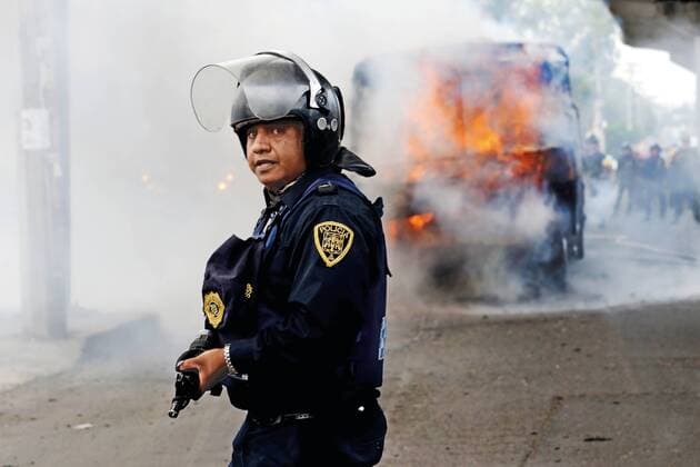 July 21, 2017 - Mexico - EUM20170720NAC49.JPG.CIUDAD DE MEXICO.- City CDMX-Narcotrafico.- Policias de la Secretaria de Seguridad Publica capitalina apoyaron en el operativo en la colonia La Conchita Zapotitlan, delegacion Tlahuac que genero el enfrentamiento con integrantes de una organizacion delictiva, en el que murieron ocho personas, entre ellas Felipe de Jesus Perez Luna, El Ojos, lider de este grupo que operaba en esta demarcacion. Al fondo, un vehiculo de transporte publico que fue quemado en protesta. Foto: Agencia EL UNIVERSAL Juan Carlos Reyes RCC. Mexico  - ZUMAu78_ 20170721_zaf_u78_006 Copyright: xJuancarlosreyesgx