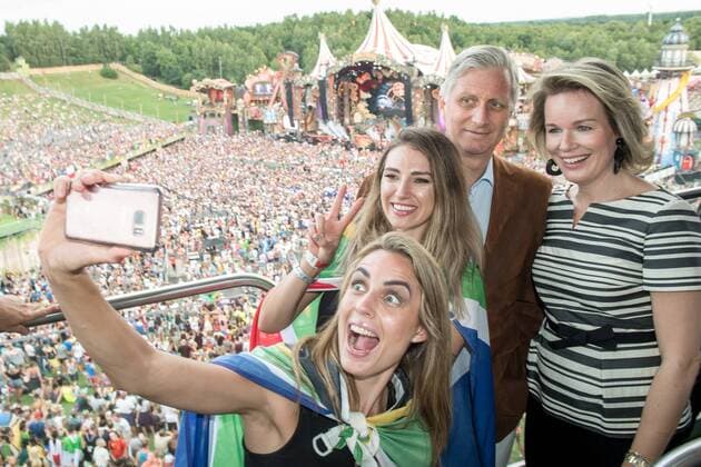 Themen der Woche Bilder des Tages King Philippe - Filip of Belgium and Queen Mathilde of Belgium pictured during a visit at the Tomorrowland music festival, Friday 21 July 2017. The 13th edition of Tomorrowland electronic music festival takes place at the De Schorre terrain in Boom from 20 to 23 July 2017 and from 27 to 30 July 2017.  POOLxDANNYxGYS 05136142