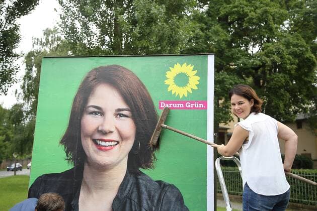 Annalena Baerbock (Spitzenkandidatin von Bündnis 90 Die Grünen Brandenburg) klebt ihr Wahlplakat für die Bundestagswahl, Potsdam, 23. Juli 2017. Grüne Brandenburg Auftakt der Plakatierung zur Bundestagswahl