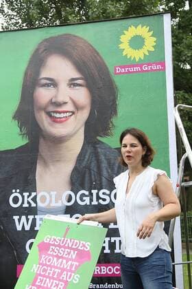 Annalena Baerbock (Spitzenkandidatin von Bündnis 90 Die Grünen Brandenburg) steht vor ihrem Wahlplakat für die Bundestagswahl, Potsdam, 23. Juli 2017. Grüne Brandenburg Auftakt der Plakatierung zur Bundestagswahl