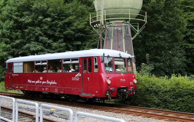 Schwarzatal 22.07.17 , Sitzendorf, die Oberweissbacher Berg- und Schwarzatalbahn fährt in den Bahnhof ein
