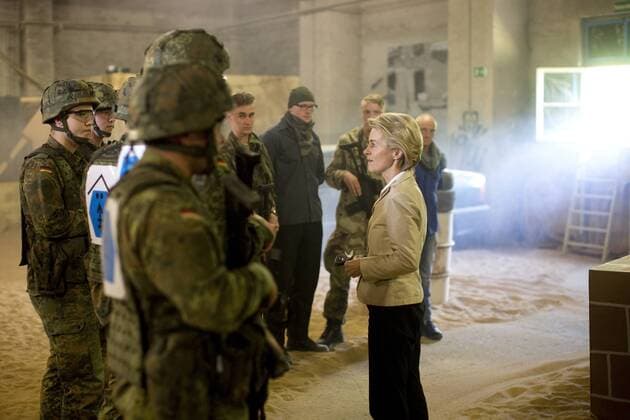 Themen der Woche Bilder des Tages Deutschland, Hammelburg, Besuch des Ausbildungszentrums Infanterie sowie des Vereinte Nationen Ausbildungszentrums durch Verteidigungsministerin Ursula von der Leyen CDU im Rahmen der Sommerreise 2017, 24.07.2017