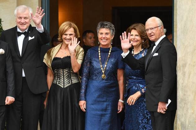 v.li:Horst SEEHOFER (CSU,Ministerpraesident Bayern).Karin SEEHOFER,Oberbuergermeisterin Brigitte MERK ERBE,Koenigin Silvia von Schweden Ehemann Koenig Carl Gustaf von Schweden. Eroeffnung der Bayreuther Richard Wagner Festspiele 2017. Roter Teppich am 25.07.2017. Gruener Huegel, Festspielhaus.Bayreuth.