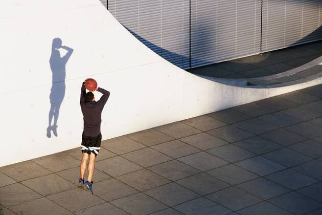 IMAGO Creative: Stadtlandschaften - Straßen von Berlin Young man playing basketball in the city model released Symbolfoto  FKF02441