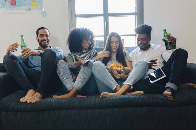 IMAGO Creative, Lifestyle, Leben in einer Wohngemeinschaft, WG Happy friends sitting on the sofa model released Symbolfoto  GIOF02786