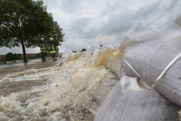 Landkreis Hildesheim, Hochwasser in Niedersachsen, Freiwillige Feuerwehr, THW, Überflutungen, Sandsäcke, Hochwassereinsatz in Heersum Gemeinde Holle Landkreis Hildesheim,